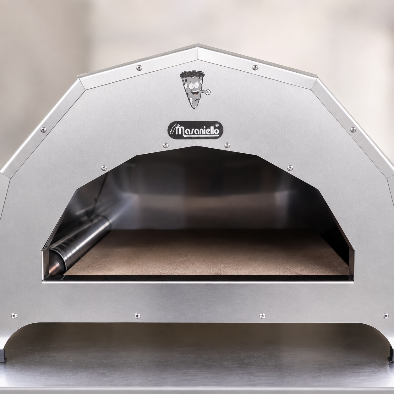 Interno del forno O Munaciello con piano di cottura